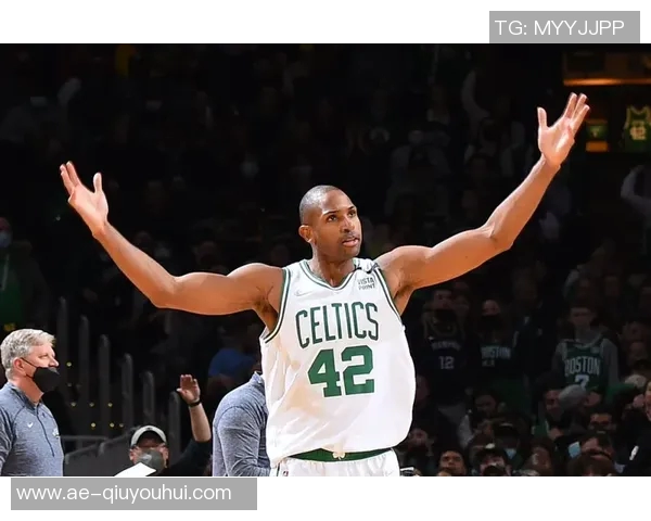 老将霍福德因右腿筋拉伤缺席第四节将进入每日观察状态